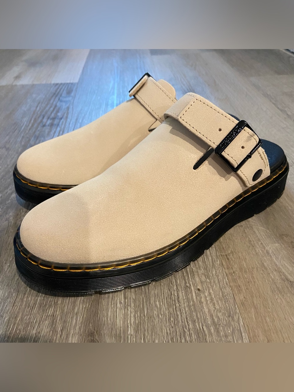 NEW Dr. Martens Carlson Cream Suede Clogs Mules Slide on Sandals Size US 8 EU 41